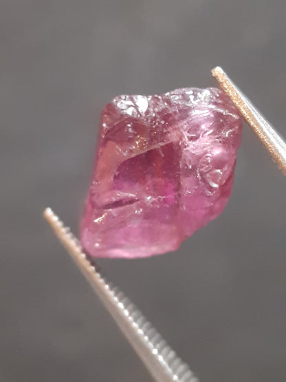 Natural Rhodolite Garnet - 3.309 ct - Rough Garnet for faceting - unheated - purplish pink