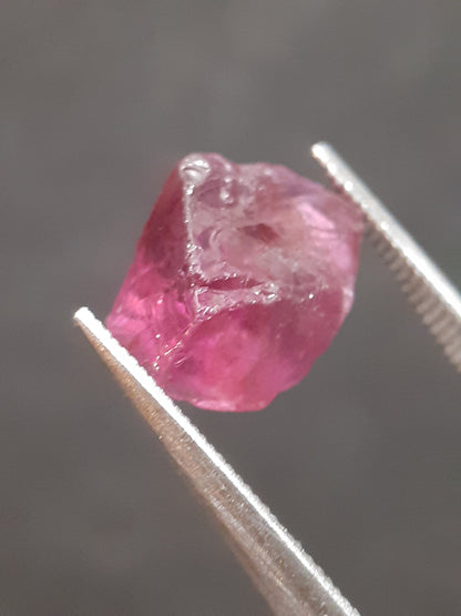 Natural Rhodolite Garnet - 3.309 ct - Rough Garnet for faceting - unheated - purplish pink