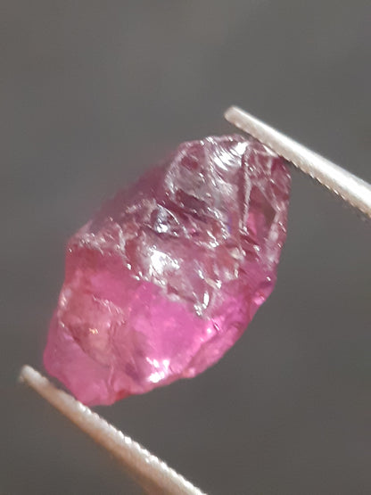 Natural Rhodolite Garnet - 3.309 ct - Rough Garnet for faceting - unheated - purplish pink