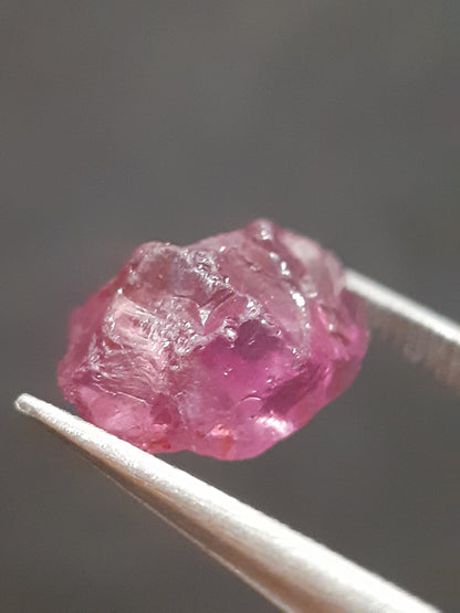 Natural Rhodolite Garnet - 3.309 ct - Rough Garnet for faceting - unheated - purplish pink