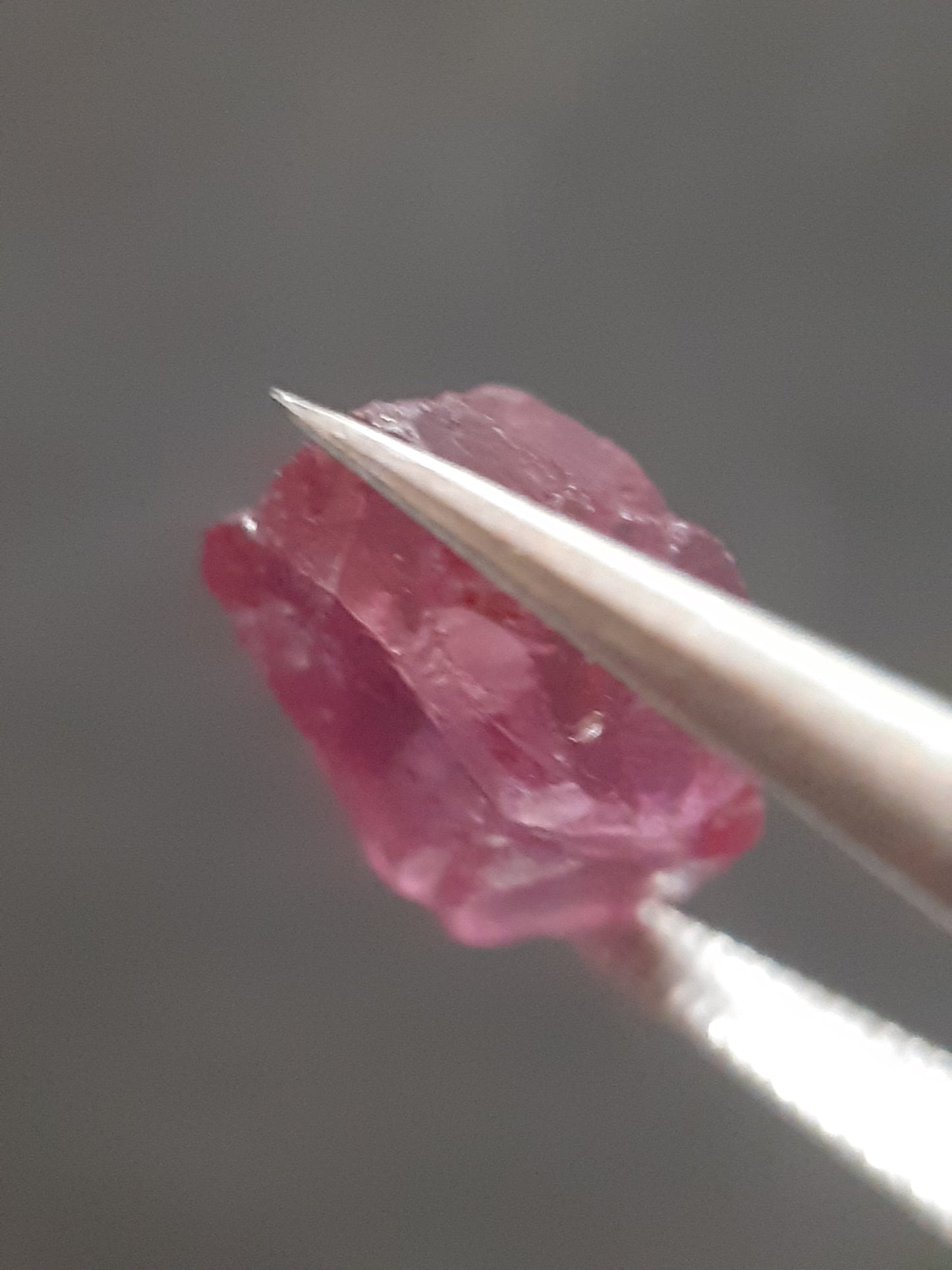 Natural Rhodolite Garnet - 3.309 ct - Rough Garnet for faceting - unheated - purplish pink