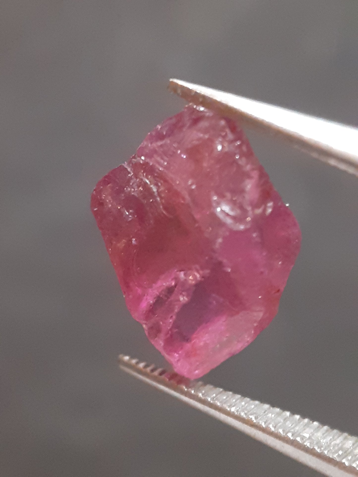 Natural Rhodolite Garnet - 3.309 ct - Rough Garnet for faceting - unheated - purplish pink