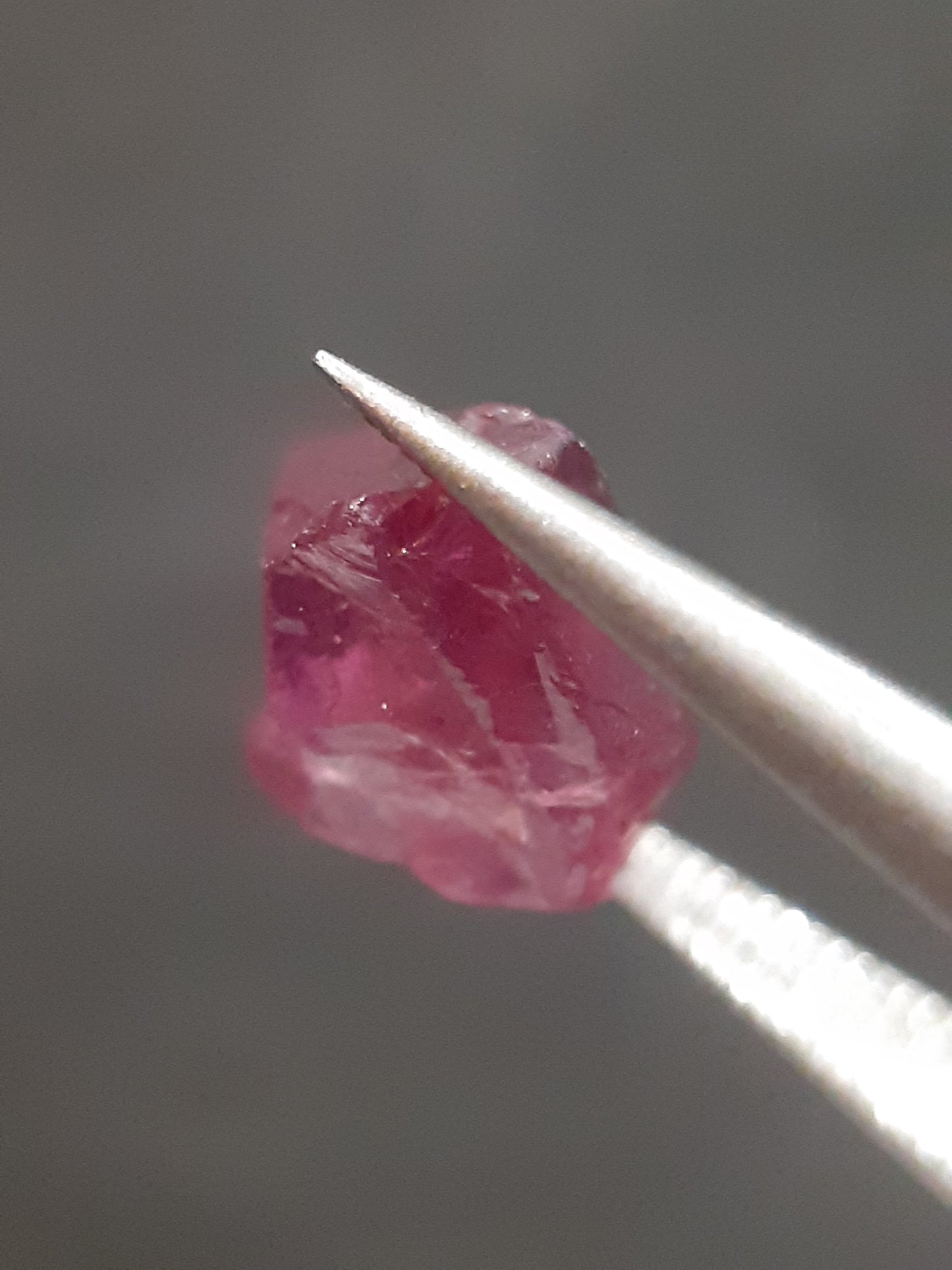 Natural Rhodolite Garnet - 3.309 ct - Rough Garnet for faceting - unheated - purplish pink