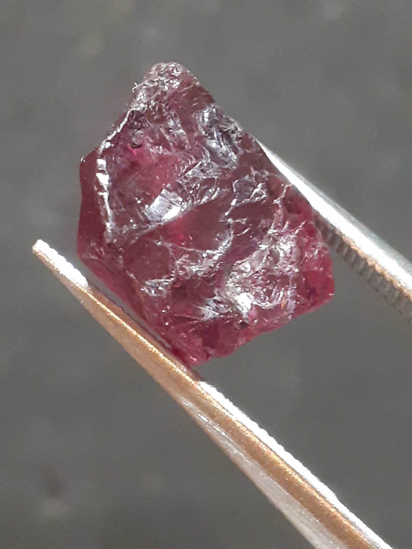 Natural Rhodolite Garnet - 4.974 ct - Rough Garnet for faceting - unheated - purplish red