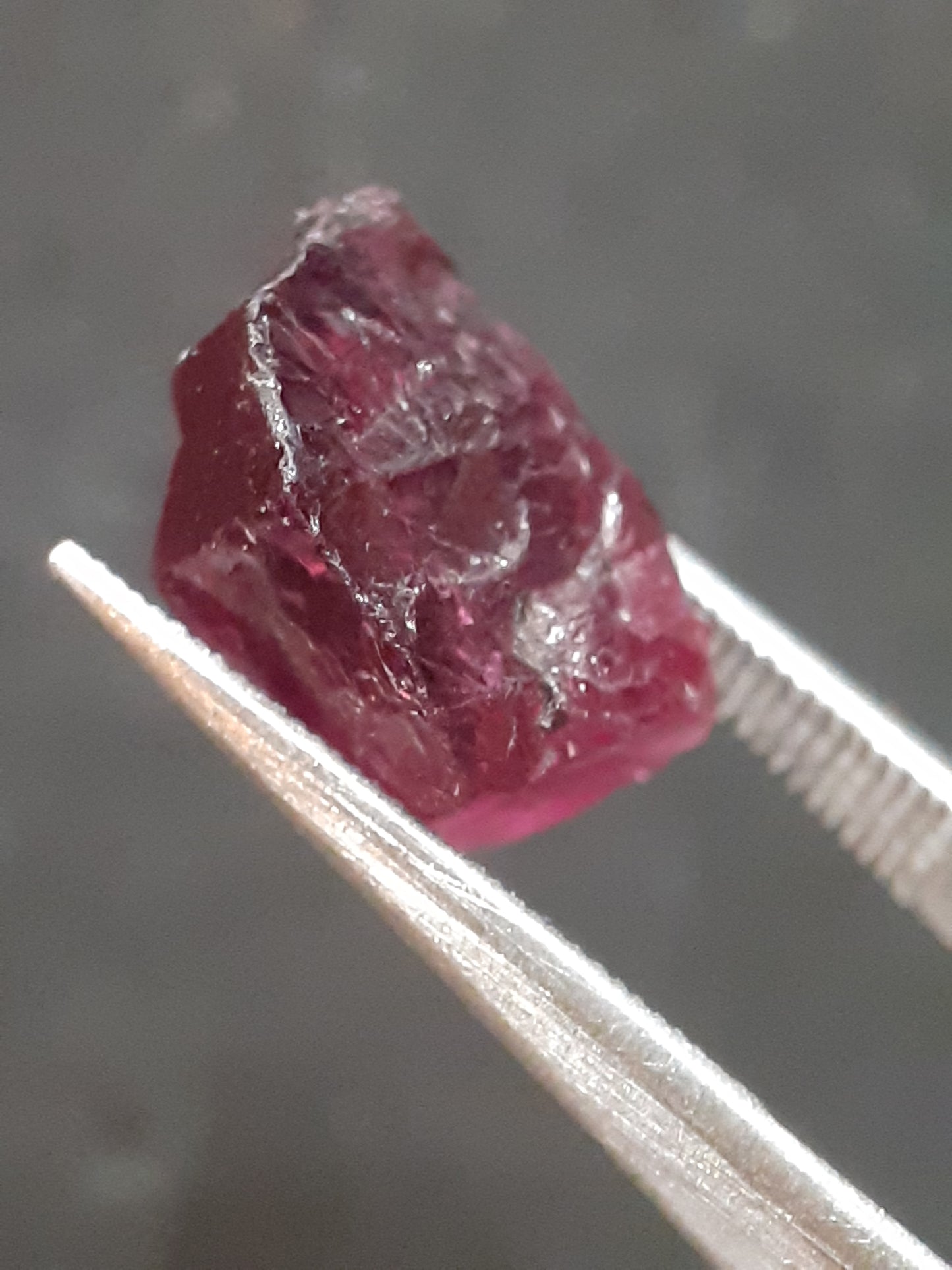 Natural Rhodolite Garnet - 4.974 ct - Rough Garnet for faceting - unheated - purplish red