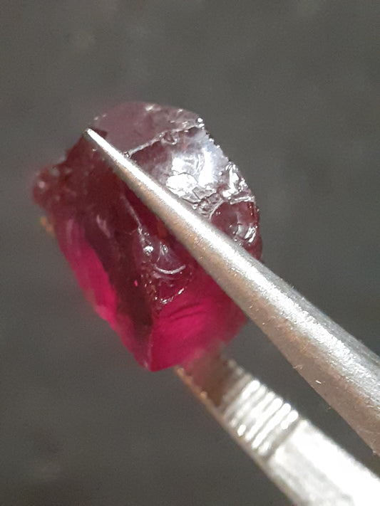 Natural Rhodolite Garnet - 4.974 ct - Rough Garnet for faceting - unheated - purplish red