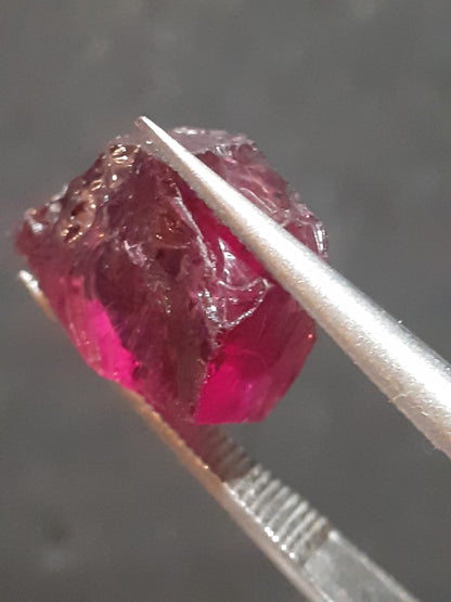 Natural Rhodolite Garnet - 4.974 ct - Rough Garnet for faceting - unheated - purplish red