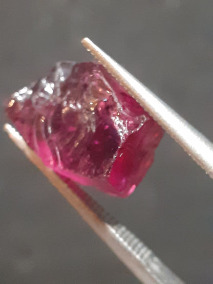 Natural Rhodolite Garnet - 4.974 ct - Rough Garnet for faceting - unheated - purplish red