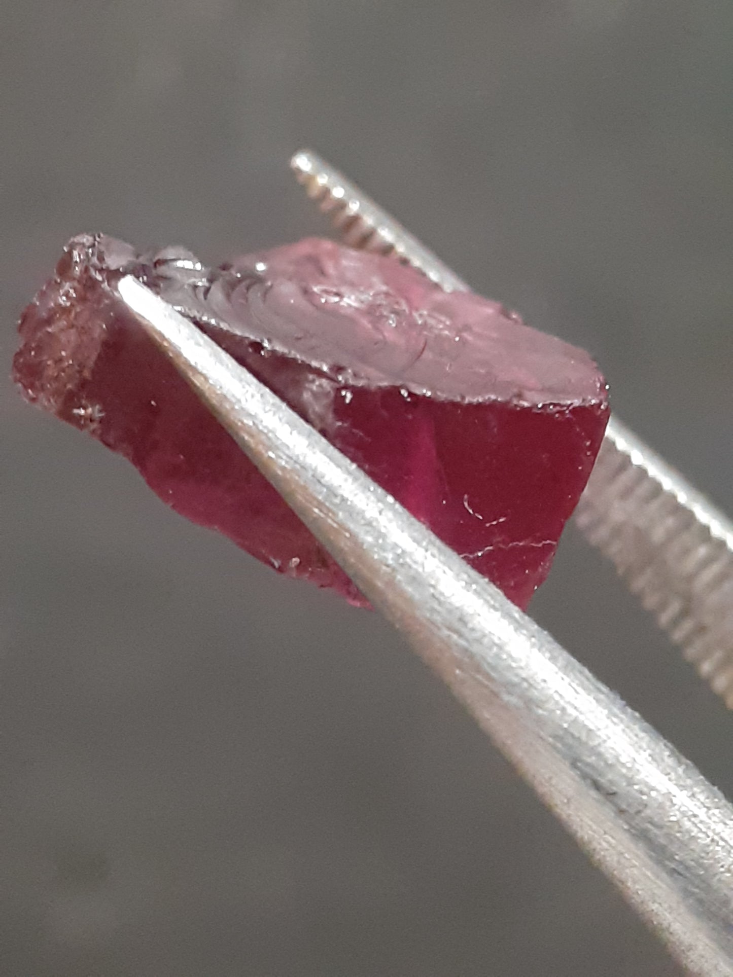 Natural Rhodolite Garnet - 4.974 ct - Rough Garnet for faceting - unheated - purplish red