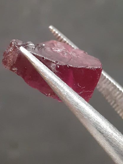 Natural Rhodolite Garnet - 4.974 ct - Rough Garnet for faceting - unheated - purplish red