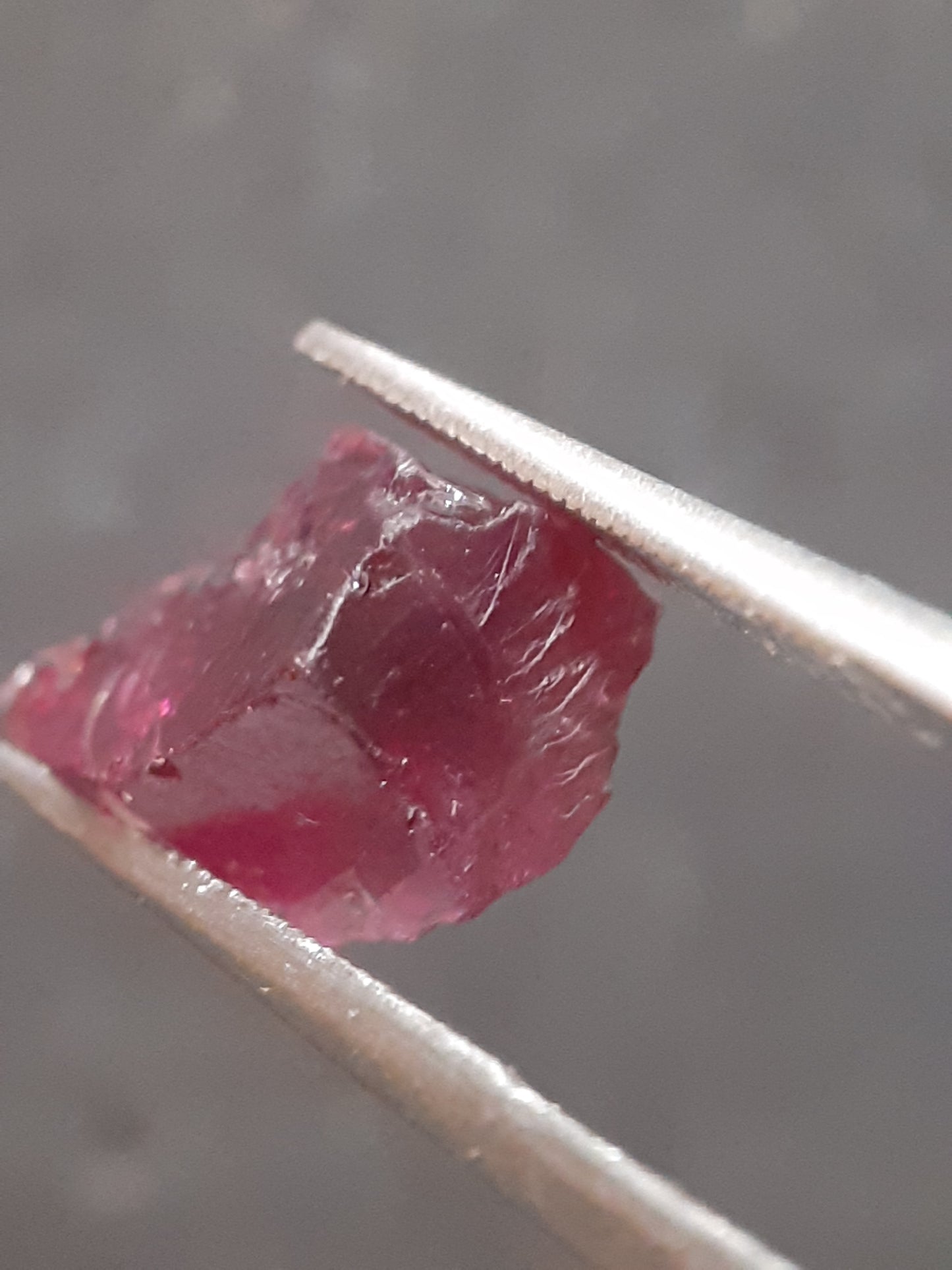 Natural Rhodolite Garnet - 4.974 ct - Rough Garnet for faceting - unheated - purplish red