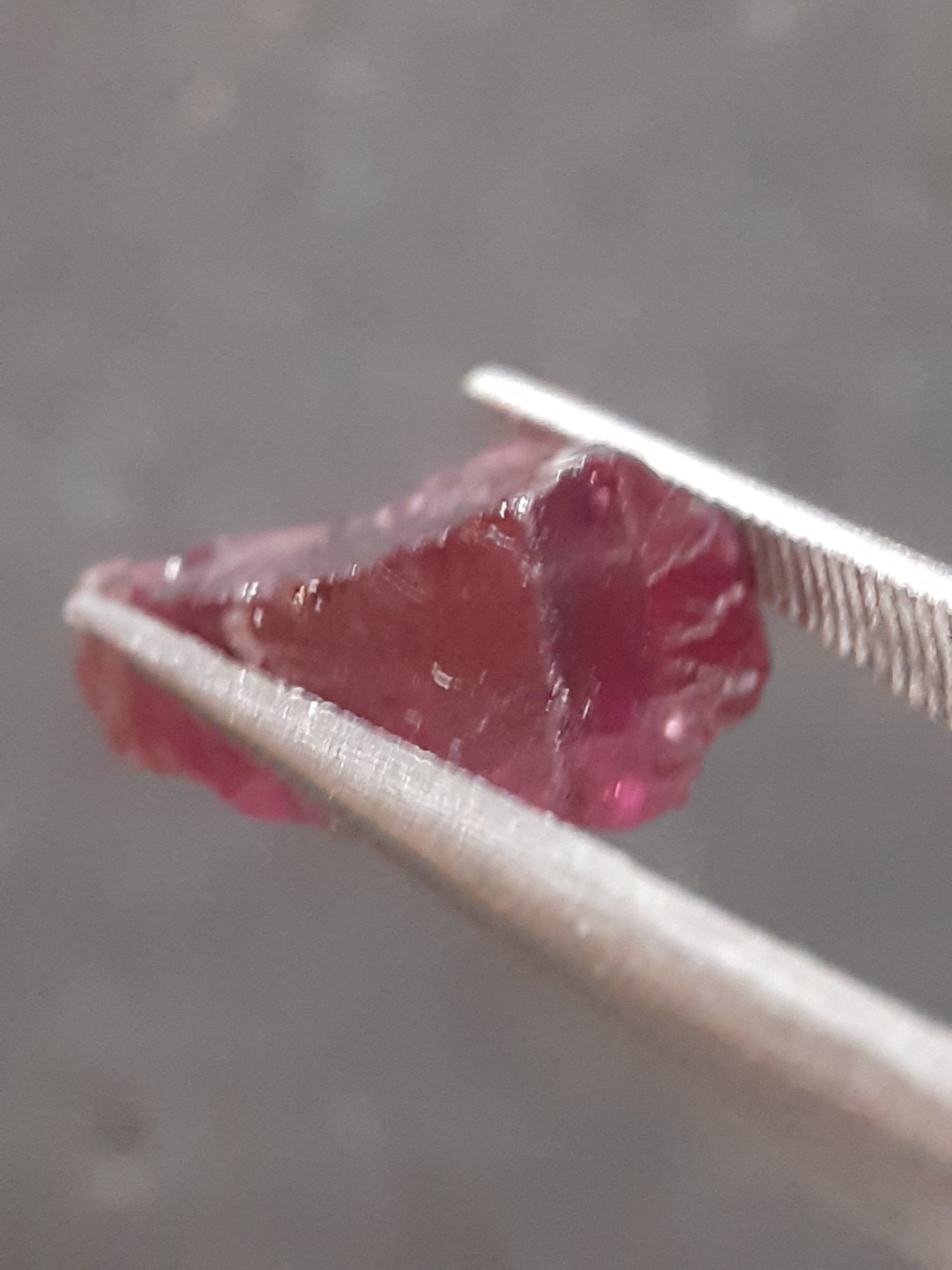 Natural Rhodolite Garnet - 4.974 ct - Rough Garnet for faceting - unheated - purplish red