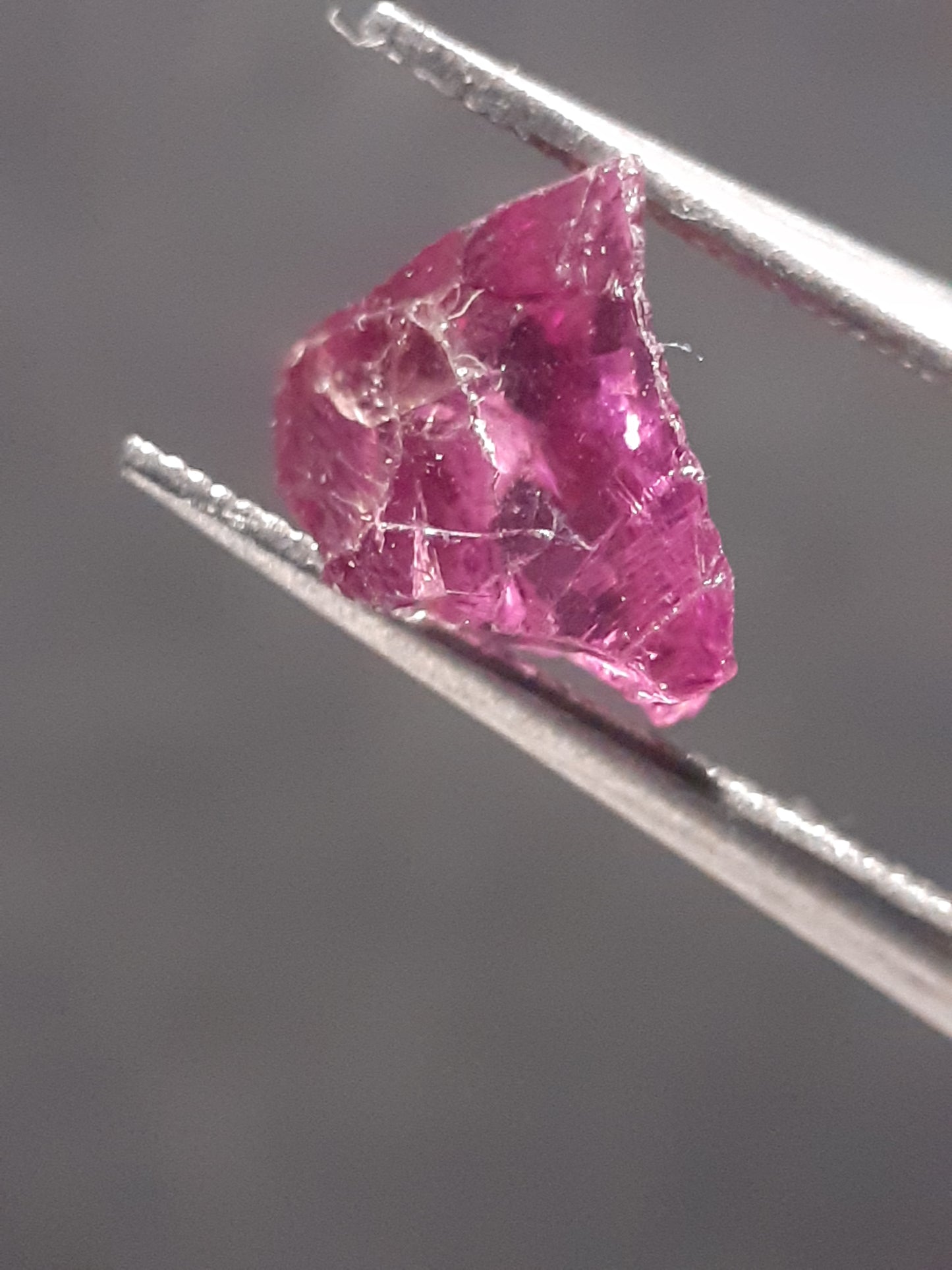 Natural Rhodolite Garnet - 2.074 ct - Rough Garnet for faceting - unheated - purplish pink