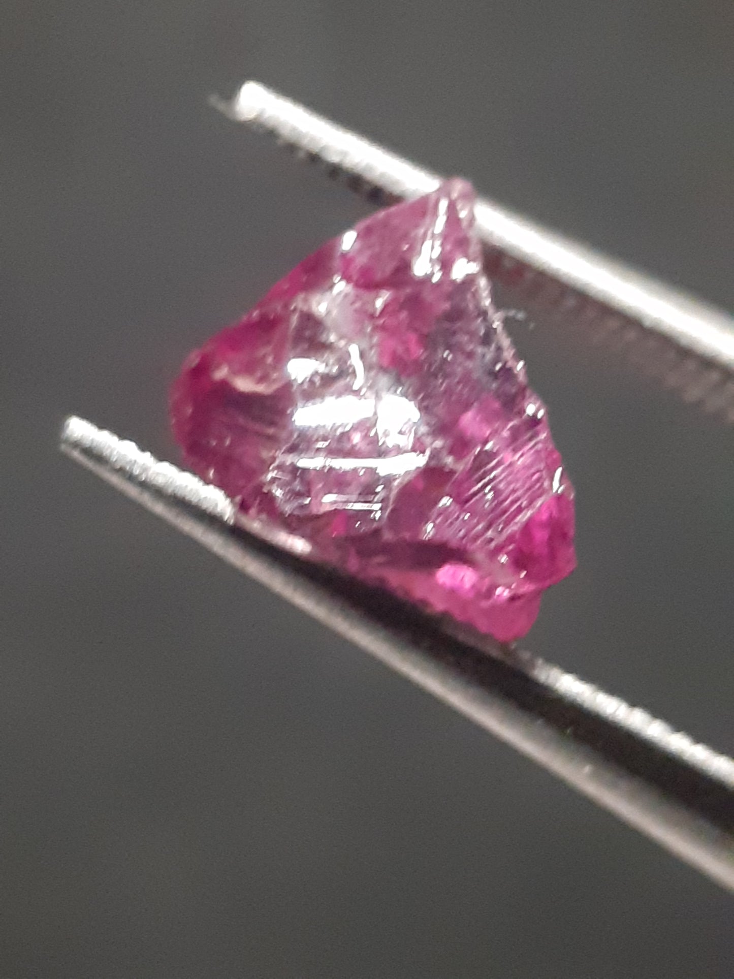 Natural Rhodolite Garnet - 2.074 ct - Rough Garnet for faceting - unheated - purplish pink