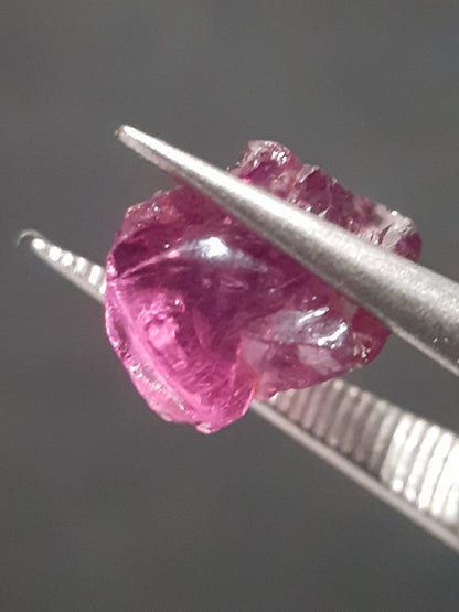 Natural Rhodolite Garnet - 2.074 ct - Rough Garnet for faceting - unheated - purplish pink