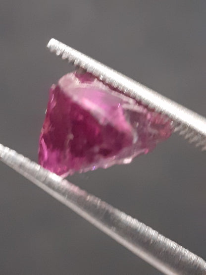 Natural Rhodolite Garnet - 2.074 ct - Rough Garnet for faceting - unheated - purplish pink