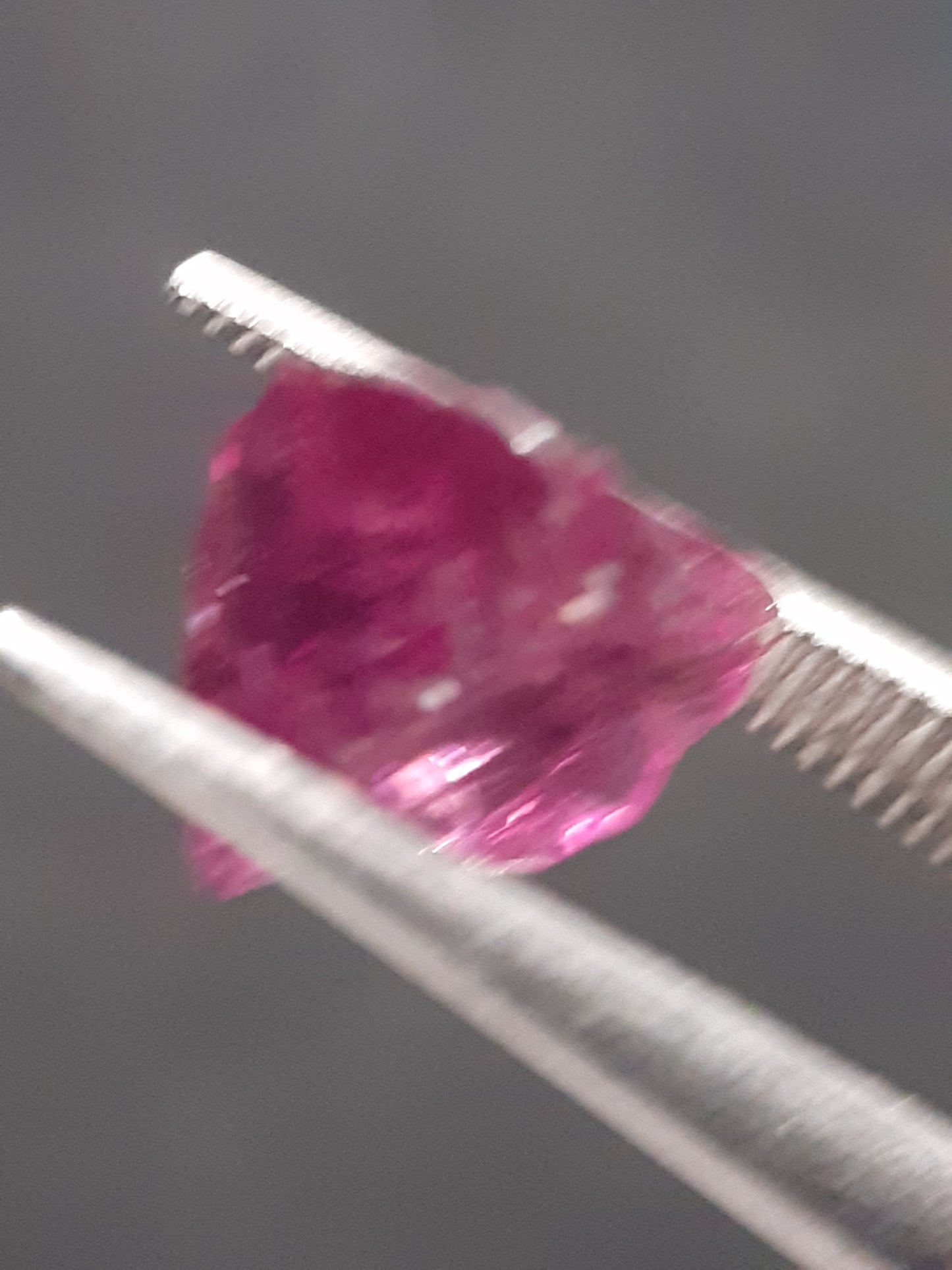 Natural Rhodolite Garnet - 2.074 ct - Rough Garnet for faceting - unheated - purplish pink