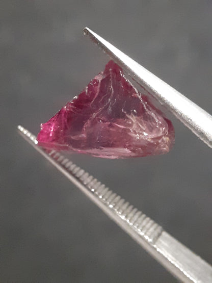 Natural Rhodolite Garnet - 2.807 ct - Rough Garnet for faceting - unheated - reddish purplish pink