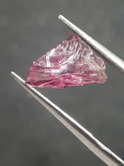 Natural Rhodolite Garnet - 2.807 ct - Rough Garnet for faceting - unheated - reddish purplish pink