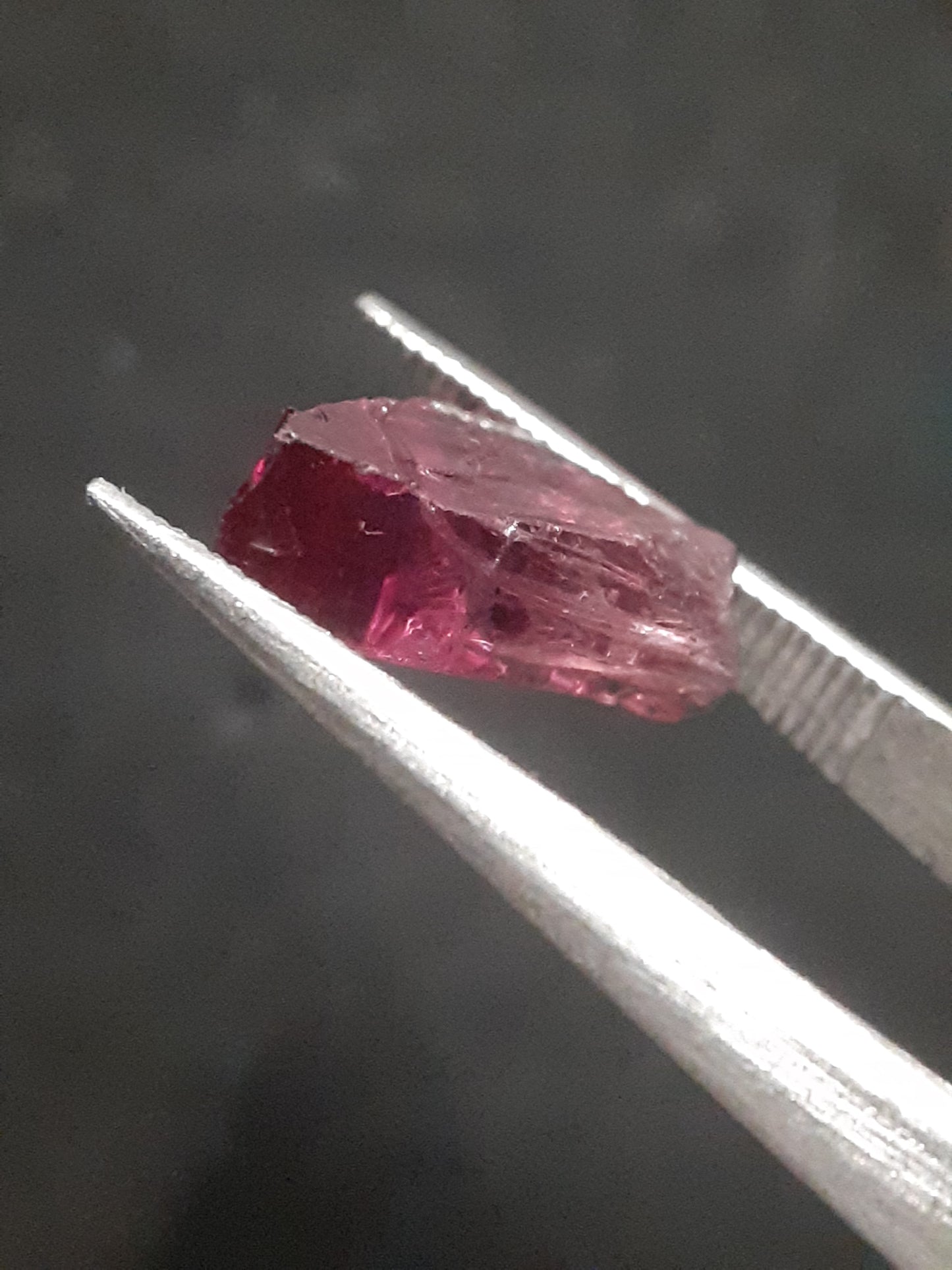 Natural Rhodolite Garnet - 2.807 ct - Rough Garnet for faceting - unheated - reddish purplish pink