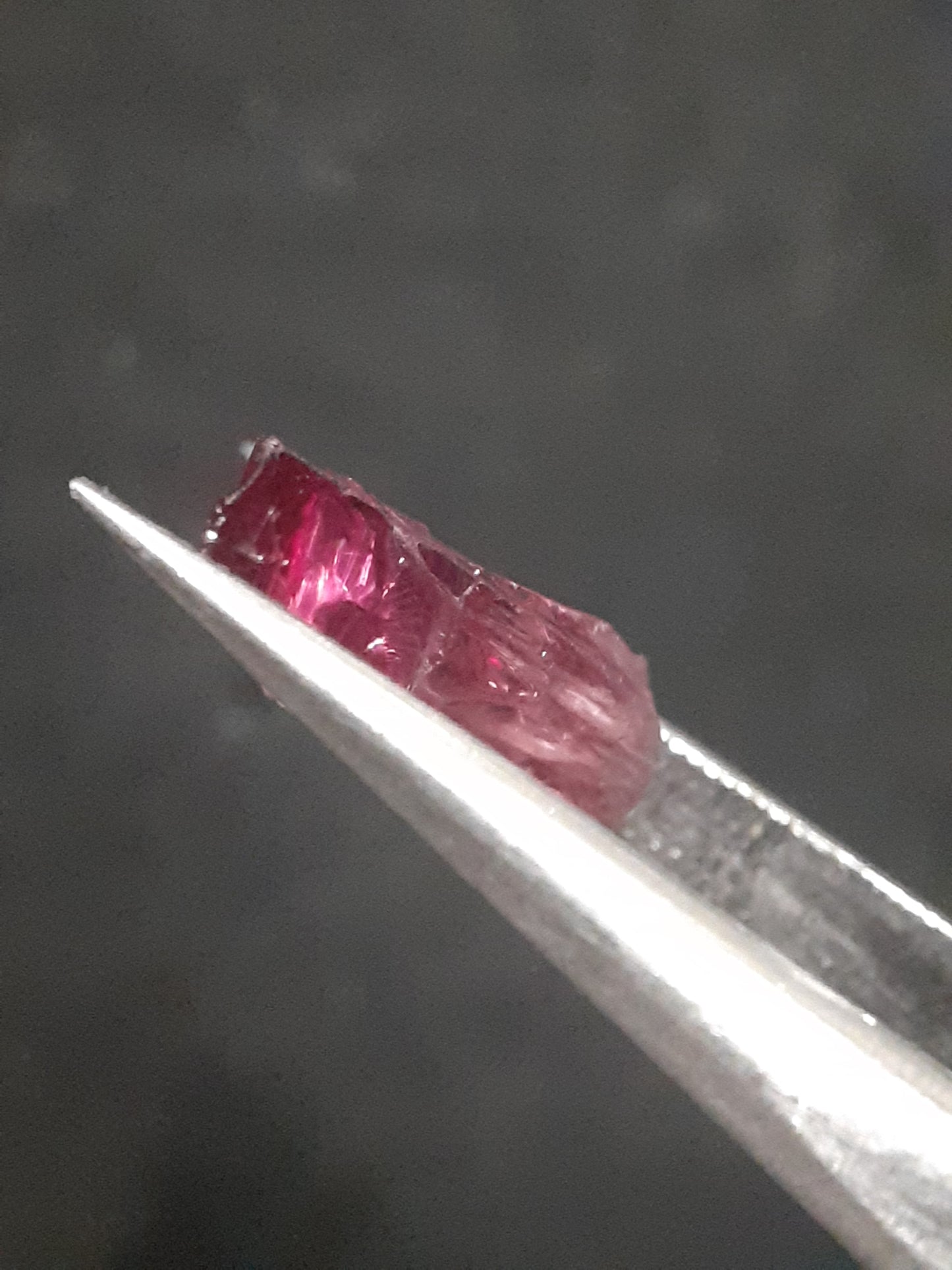 Natural Rhodolite Garnet - 2.807 ct - Rough Garnet for faceting - unheated - reddish purplish pink