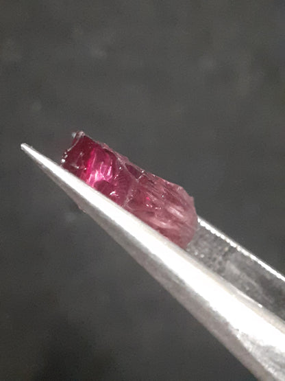 Natural Rhodolite Garnet - 2.807 ct - Rough Garnet for faceting - unheated - reddish purplish pink