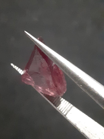 Natural Rhodolite Garnet - 2.807 ct - Rough Garnet for faceting - unheated - reddish purplish pink