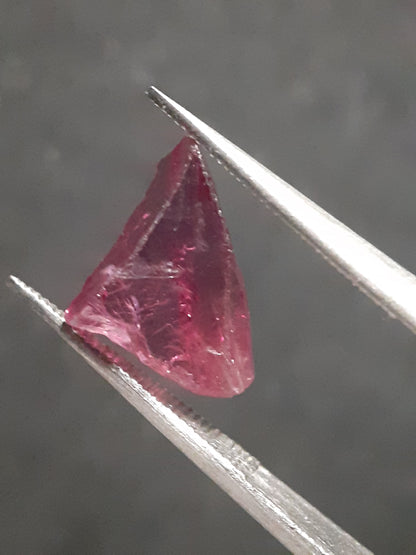 Natural Rhodolite Garnet - 2.807 ct - Rough Garnet for faceting - unheated - reddish purplish pink