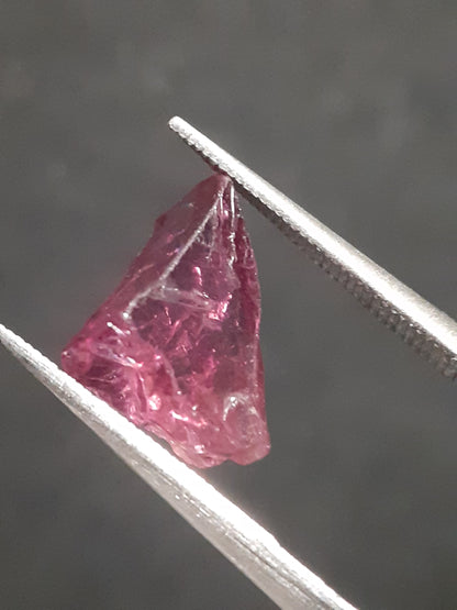 Natural Rhodolite Garnet - 2.807 ct - Rough Garnet for faceting - unheated - reddish purplish pink