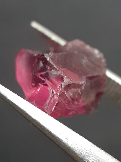 Natural Rhodolite Garnet - 2.536 ct - Rough Garnet for faceting - unheated - reddish purplish pink - Natural Gems Belgium