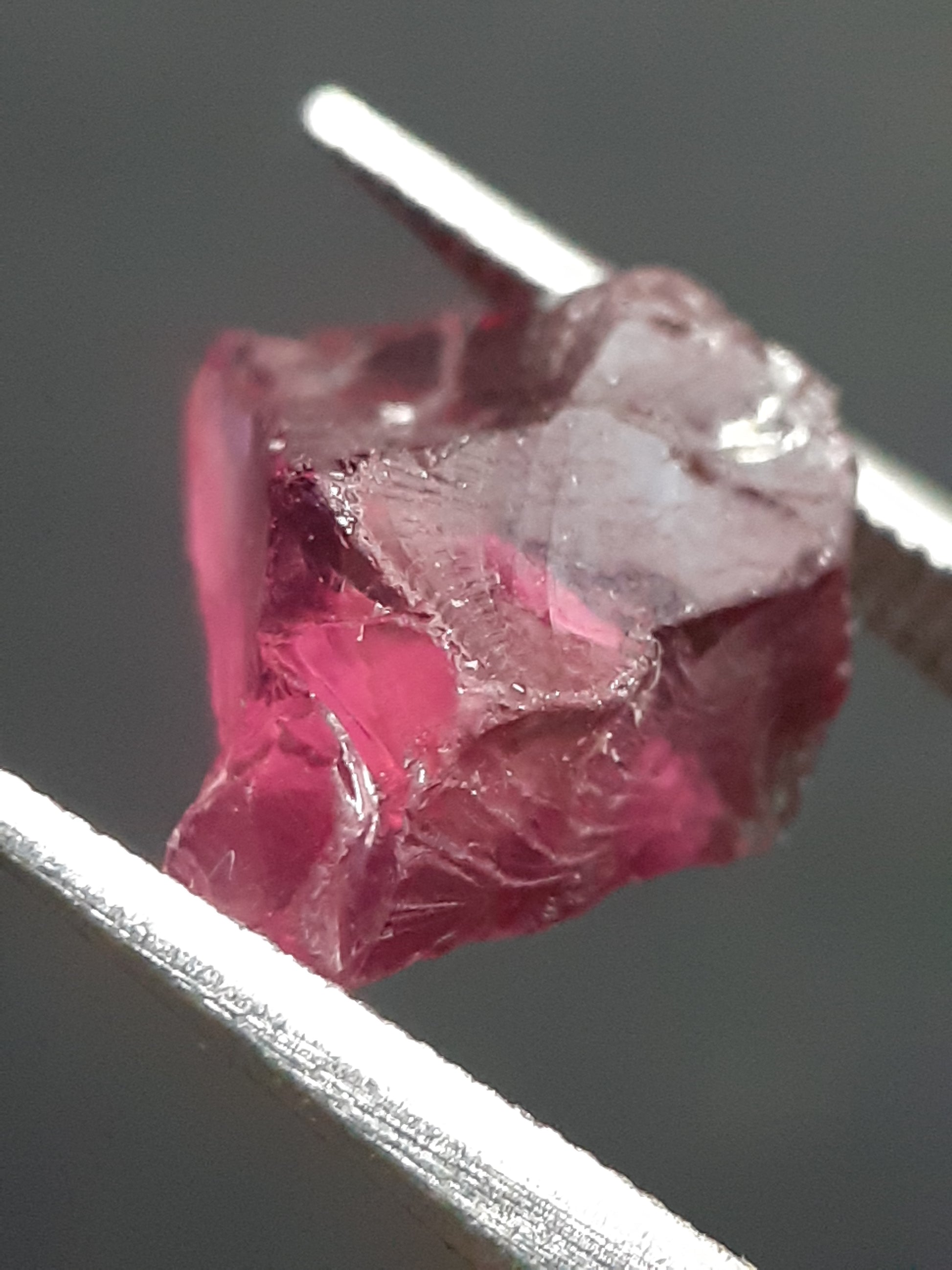 Natural Rhodolite Garnet - 2.536 ct - Rough Garnet for faceting - unheated - reddish purplish pink - Natural Gems Belgium