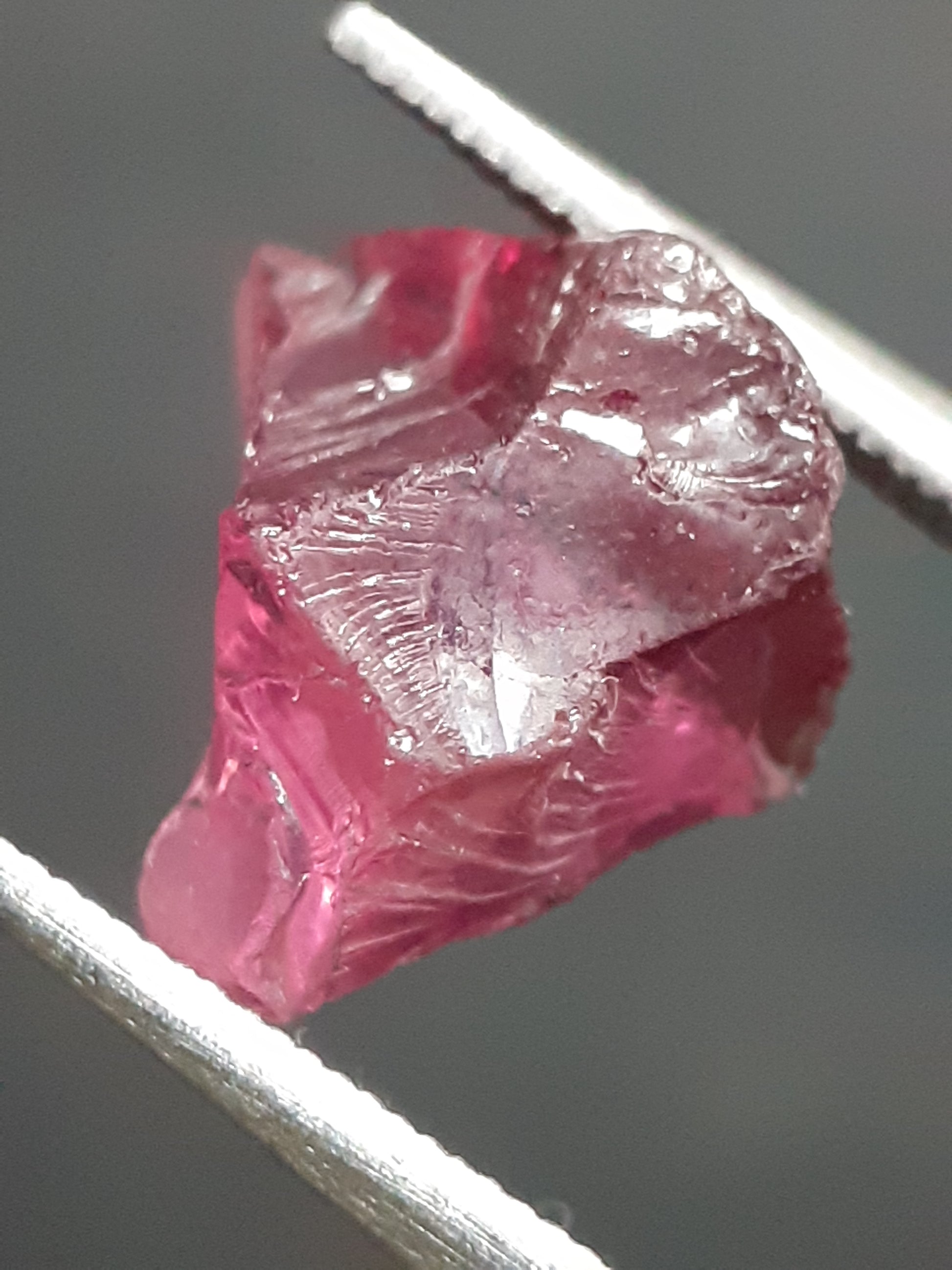 Natural Rhodolite Garnet - 2.536 ct - Rough Garnet for faceting - unheated - reddish purplish pink - Natural Gems Belgium