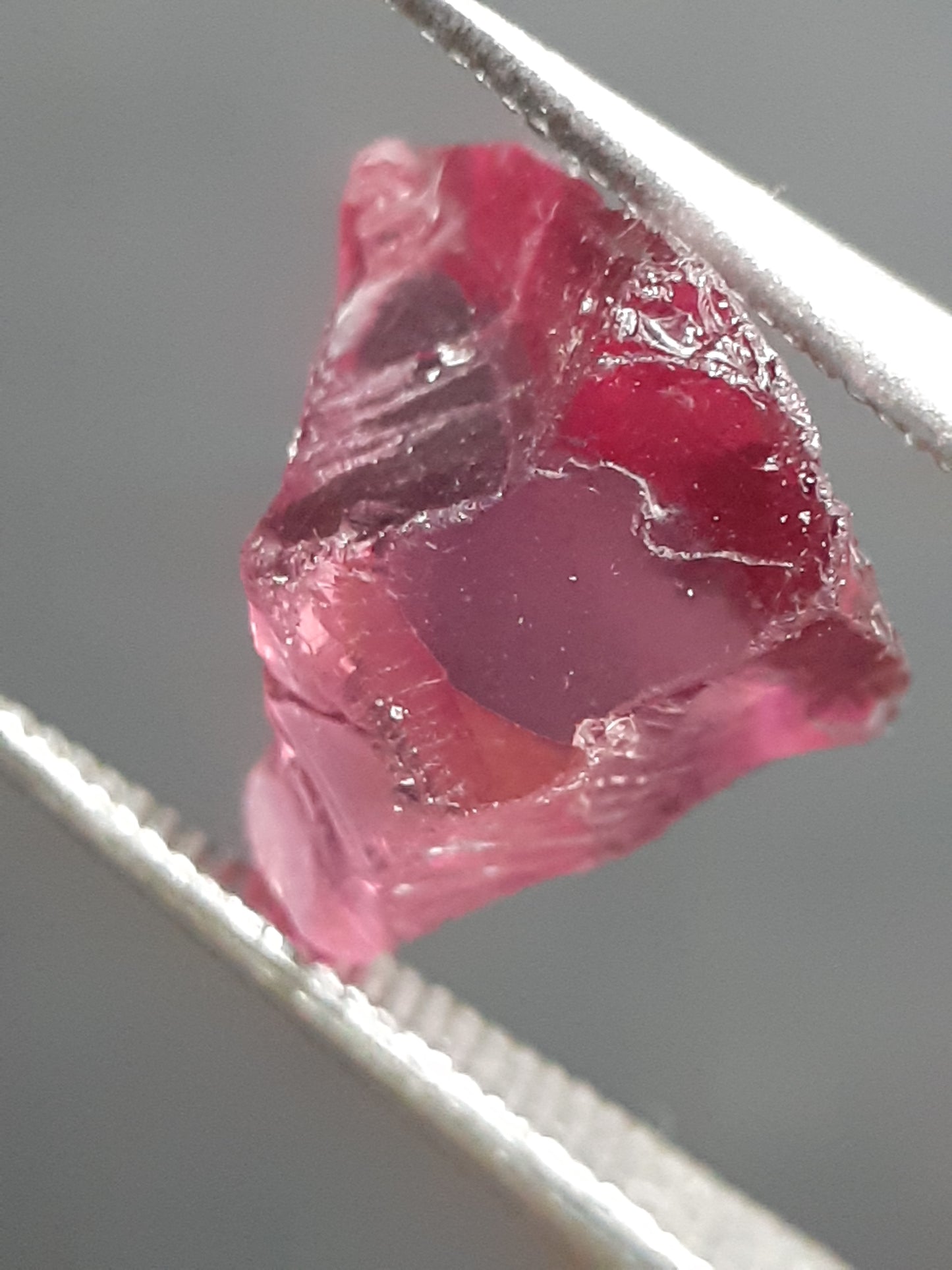 Natural Rhodolite Garnet - 2.536 ct - Rough Garnet for faceting - unheated - reddish purplish pink - Natural Gems Belgium