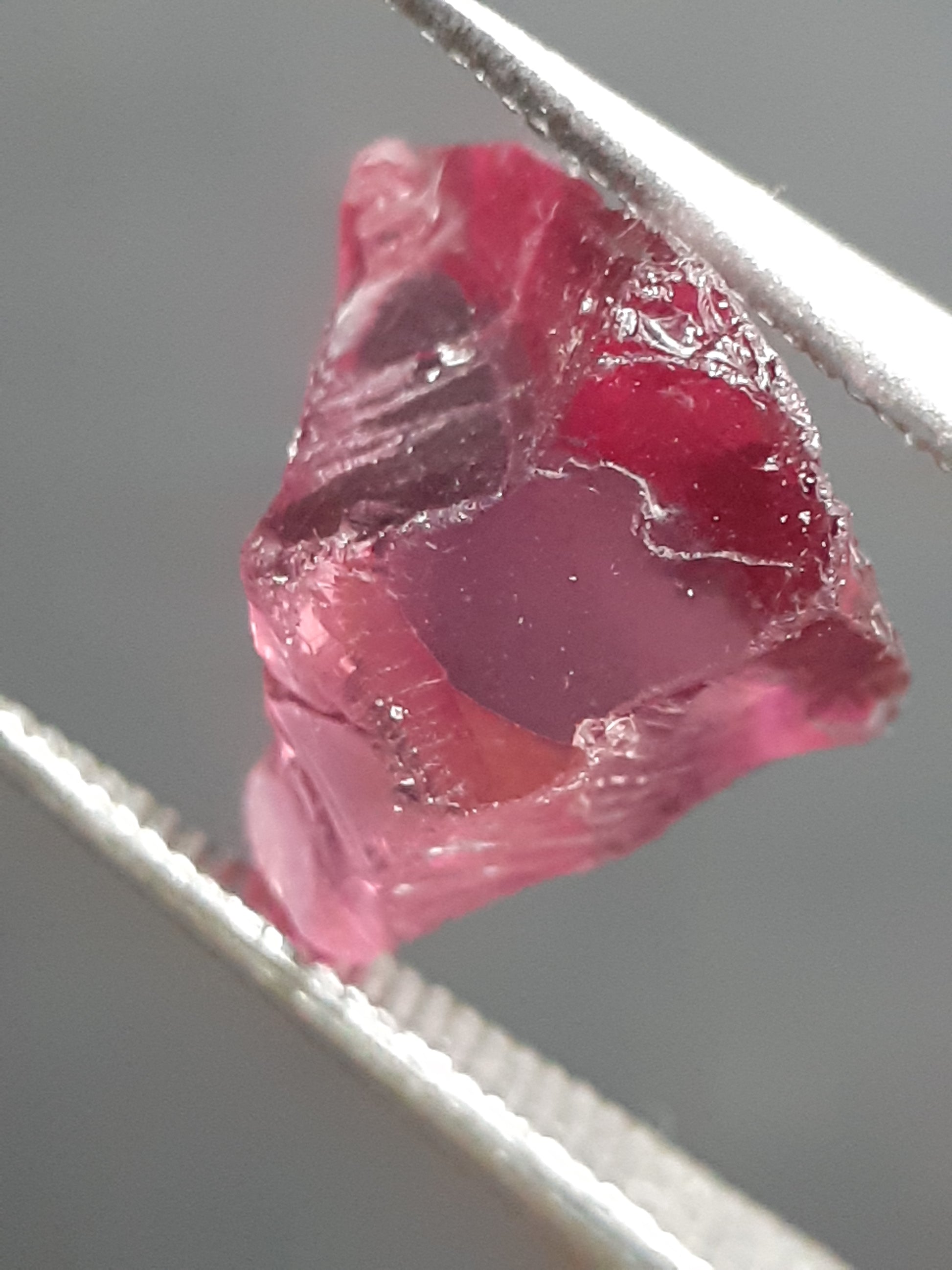 Natural Rhodolite Garnet - 2.536 ct - Rough Garnet for faceting - unheated - reddish purplish pink - Natural Gems Belgium