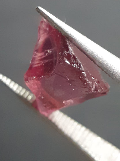 Natural Rhodolite Garnet - 2.536 ct - Rough Garnet for faceting - unheated - reddish purplish pink - Natural Gems Belgium