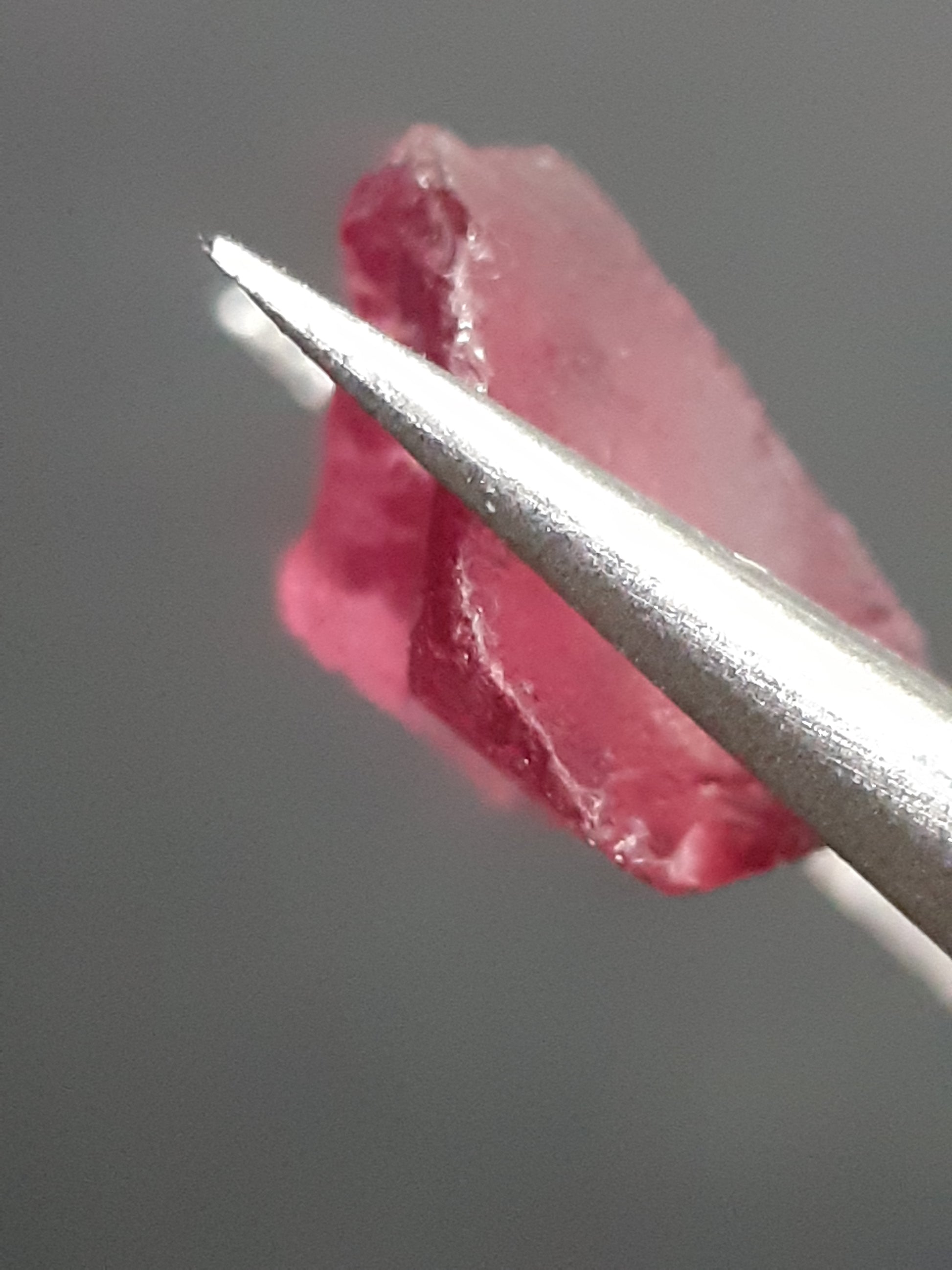 Natural Rhodolite Garnet - 2.536 ct - Rough Garnet for faceting - unheated - reddish purplish pink - Natural Gems Belgium