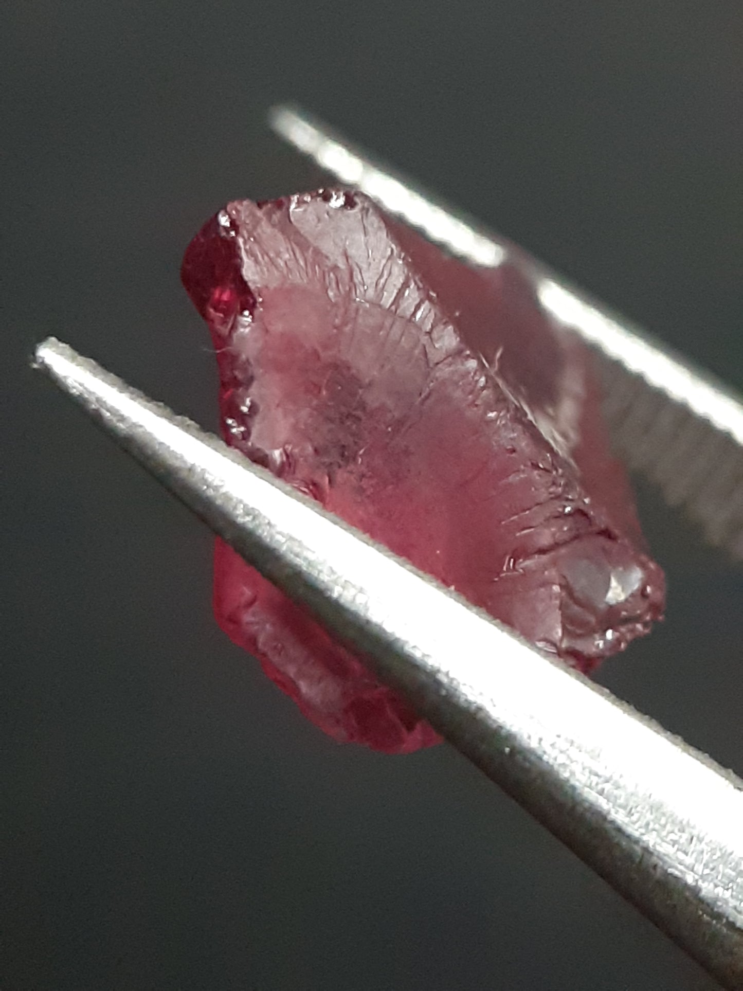 Natural Rhodolite Garnet - 2.536 ct - Rough Garnet for faceting - unheated - reddish purplish pink - Natural Gems Belgium