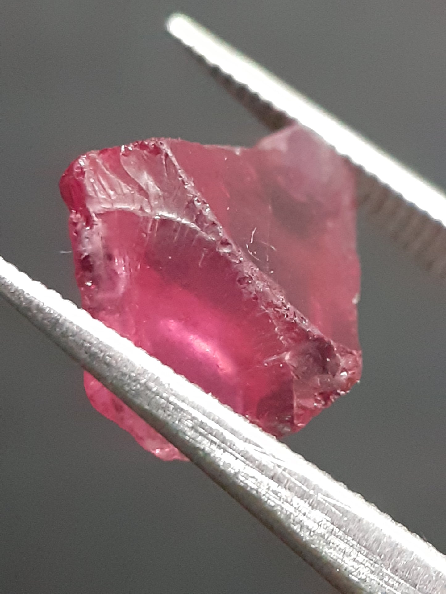 Natural Rhodolite Garnet - 2.536 ct - Rough Garnet for faceting - unheated - reddish purplish pink - Natural Gems Belgium