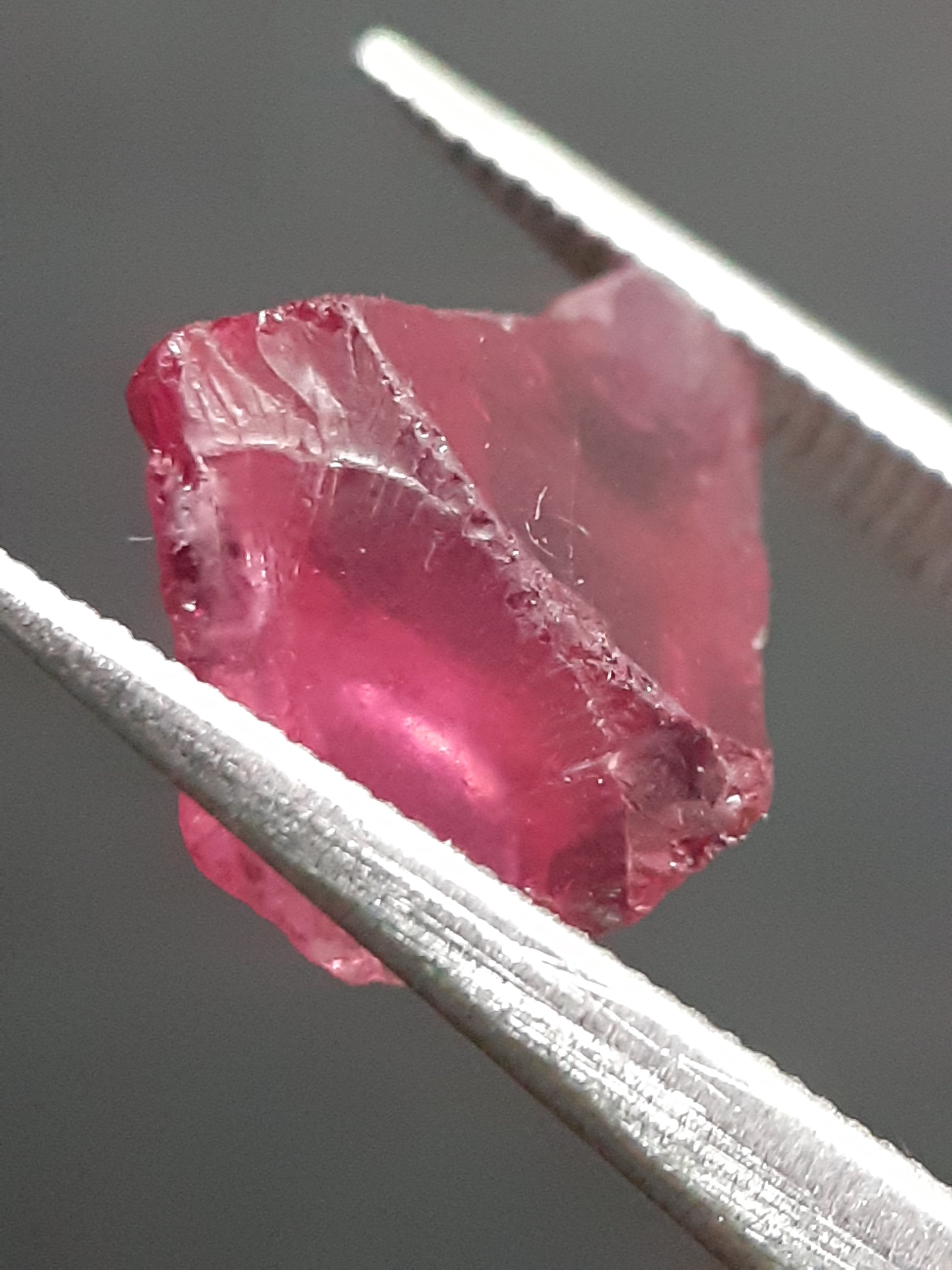 Natural Rhodolite Garnet - 2.536 ct - Rough Garnet for faceting - unheated - reddish purplish pink - Natural Gems Belgium