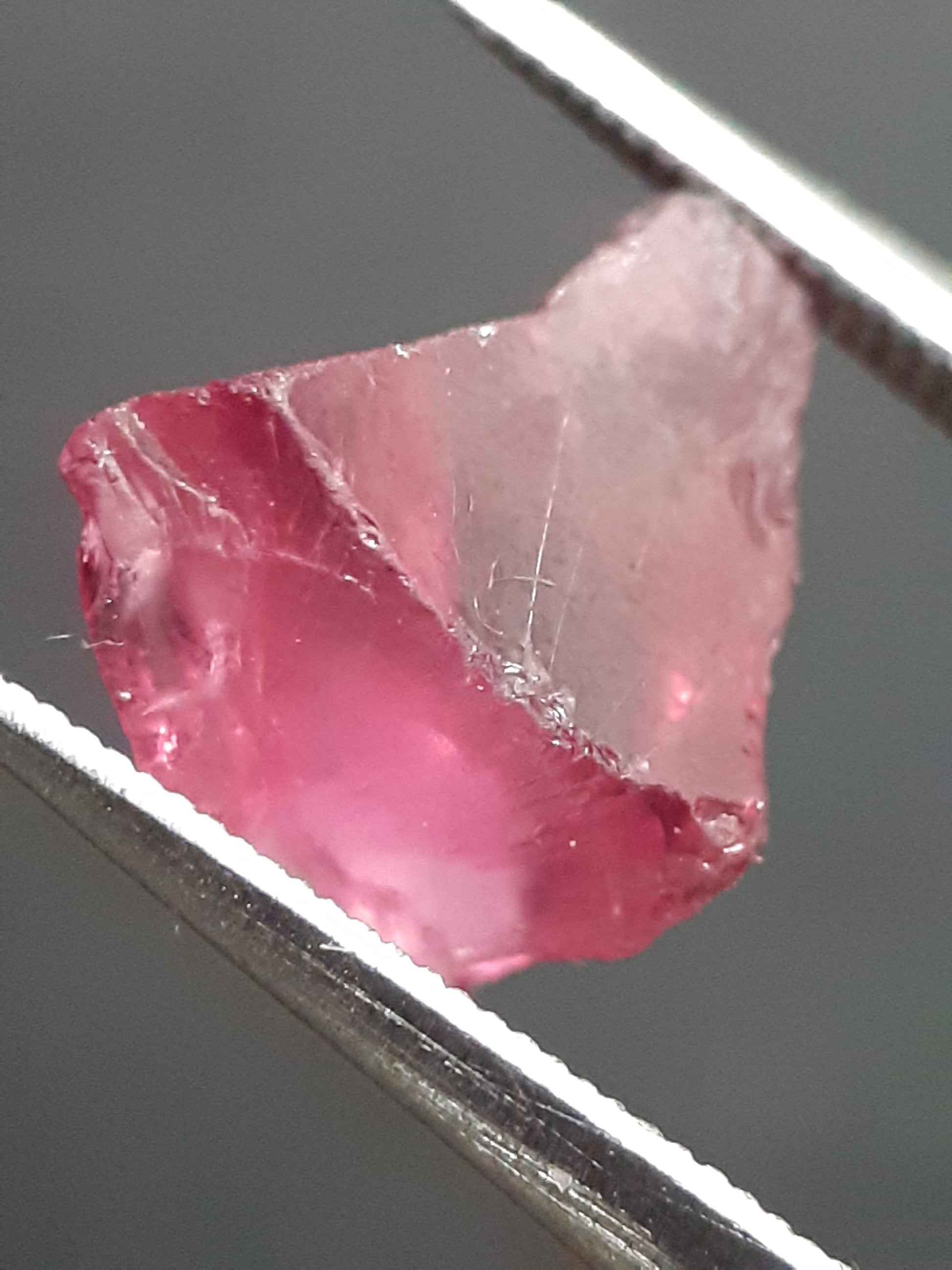 Natural Rhodolite Garnet - 2.536 ct - Rough Garnet for faceting - unheated - reddish purplish pink - Natural Gems Belgium