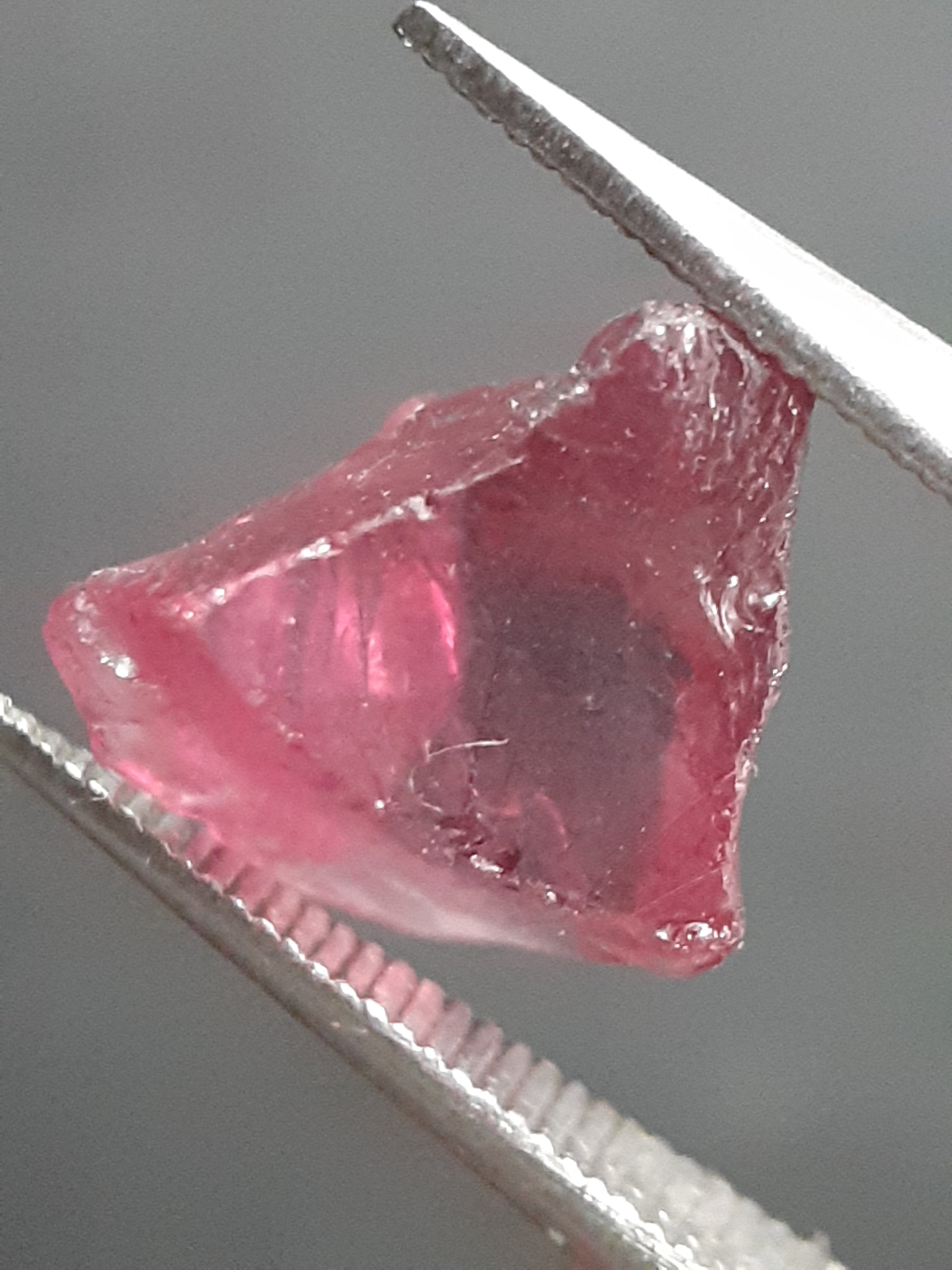 Natural Rhodolite Garnet - 2.536 ct - Rough Garnet for faceting - unheated - reddish purplish pink - Natural Gems Belgium