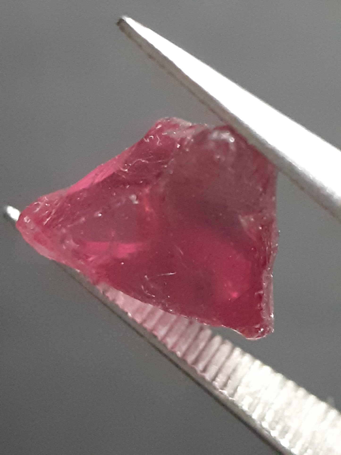 Natural Rhodolite Garnet - 2.536 ct - Rough Garnet for faceting - unheated - reddish purplish pink - Natural Gems Belgium