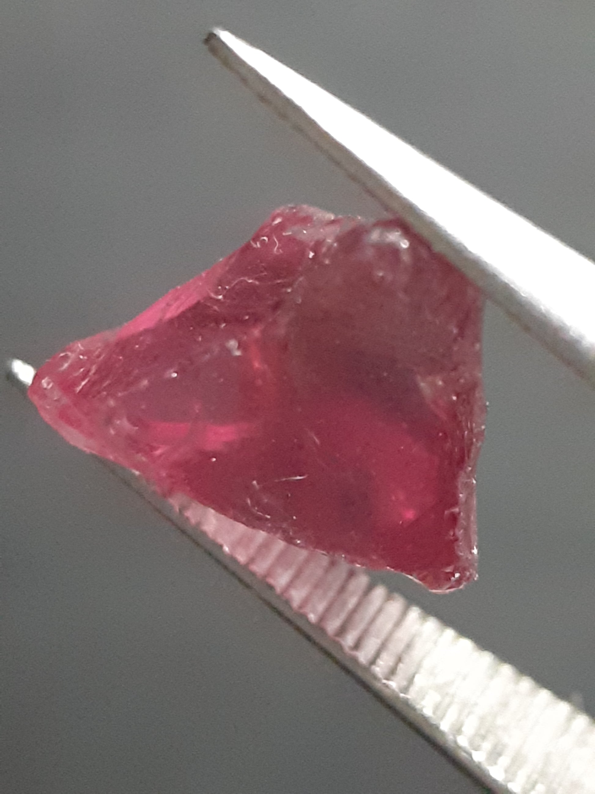 Natural Rhodolite Garnet - 2.536 ct - Rough Garnet for faceting - unheated - reddish purplish pink - Natural Gems Belgium