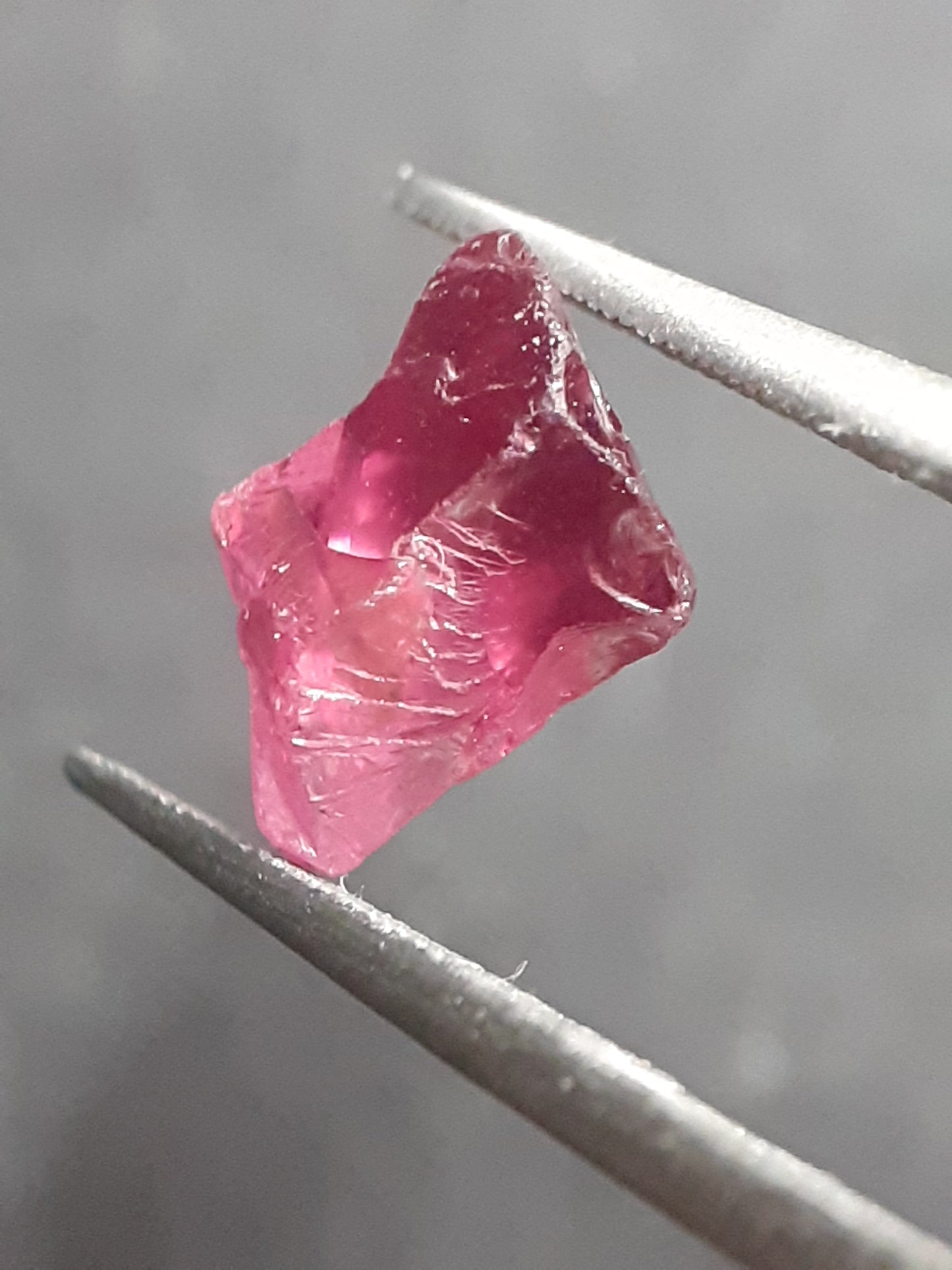 Natural Rhodolite Garnet - 2.536 ct - Rough Garnet for faceting - unheated - reddish purplish pink - Natural Gems Belgium