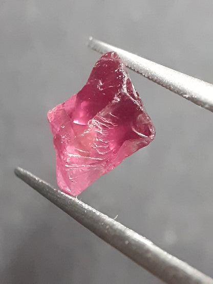 Natural Rhodolite Garnet - 2.536 ct - Rough Garnet for faceting - unheated - reddish purplish pink - Natural Gems Belgium