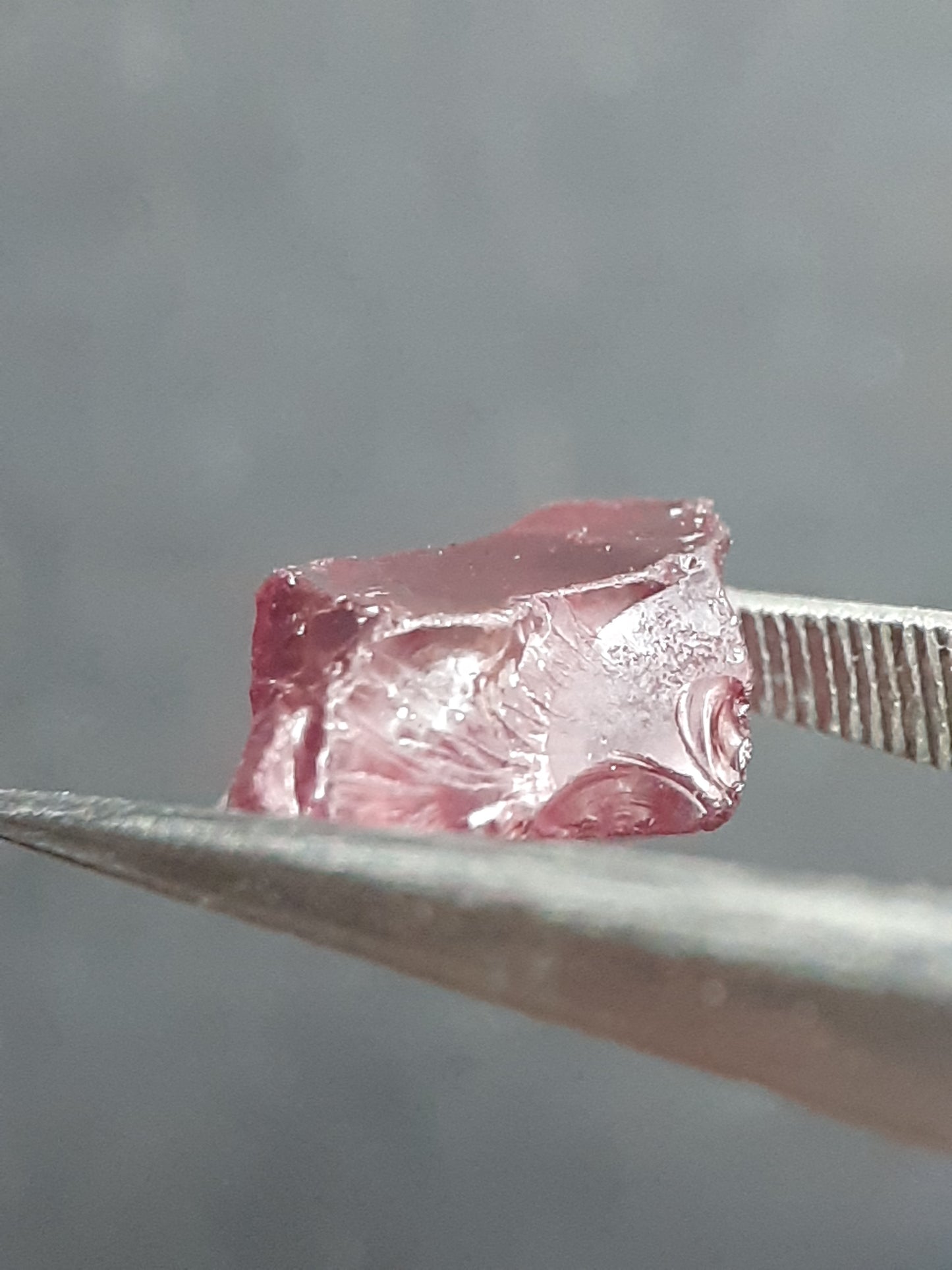 Natural Rhodolite Garnet - 2.536 ct - Rough Garnet for faceting - unheated - reddish purplish pink - Natural Gems Belgium