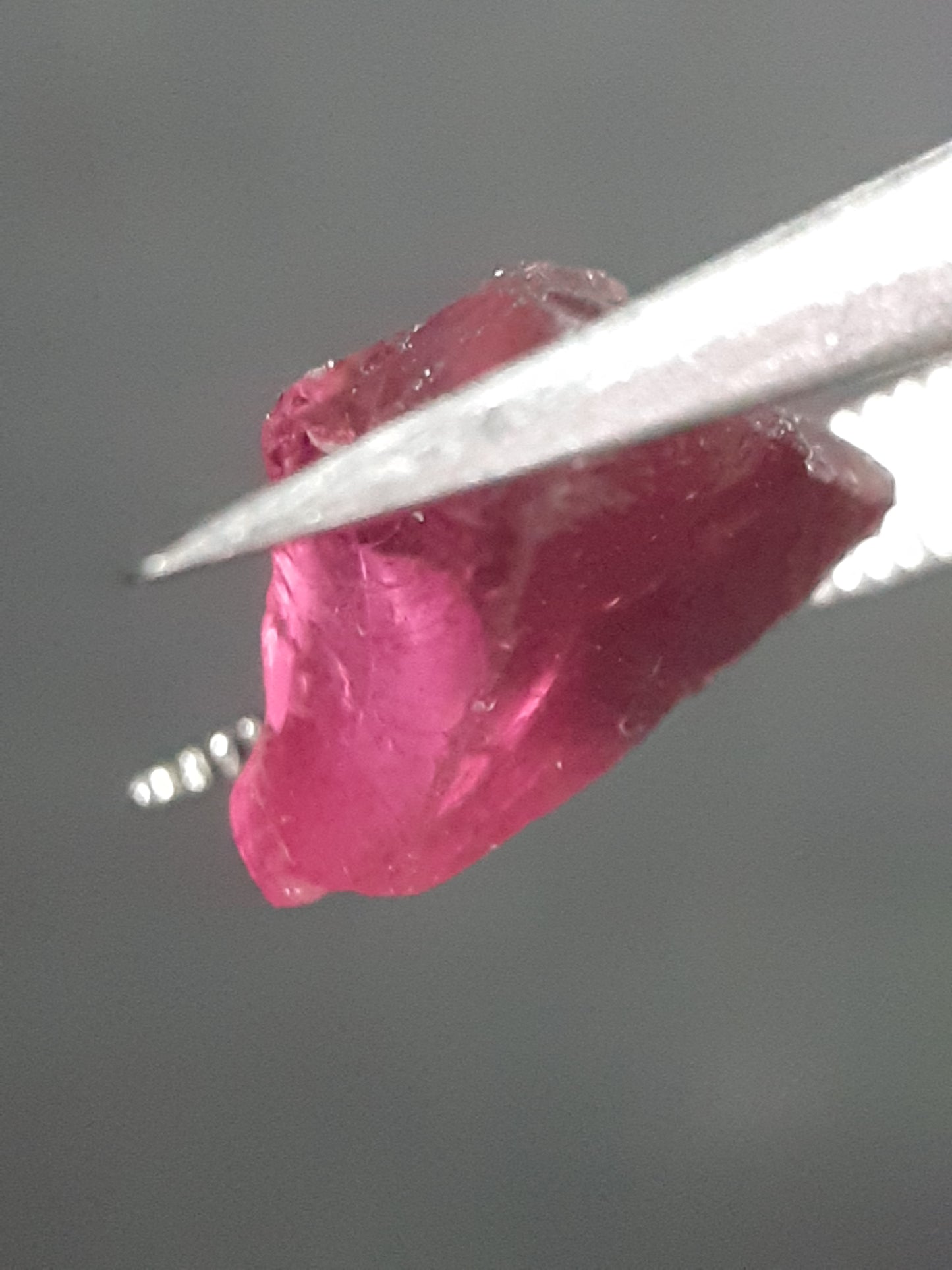 Natural Rhodolite Garnet - 2.536 ct - Rough Garnet for faceting - unheated - reddish purplish pink - Natural Gems Belgium