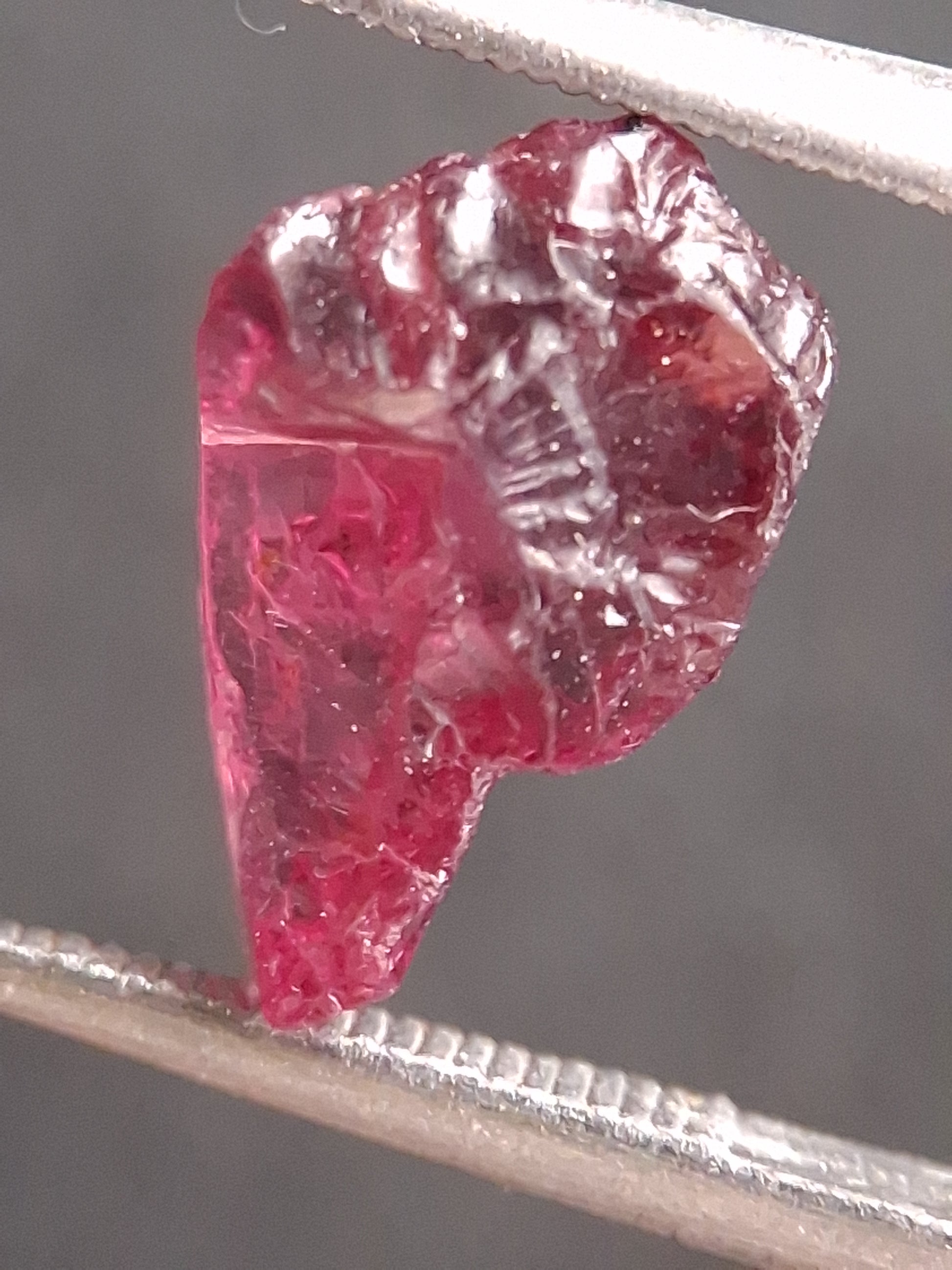 Natural Rhodolite Garnet - 3.235 ct - Rough Garnet for faceting - unheated - purplish red - Natural Gems Belgium