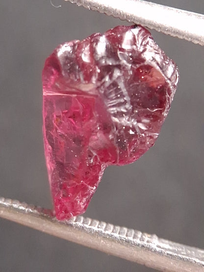Natural Rhodolite Garnet - 3.235 ct - Rough Garnet for faceting - unheated - purplish red - Natural Gems Belgium