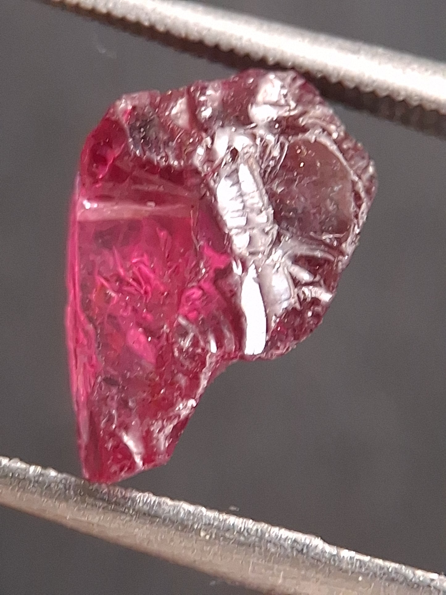 Natural Rhodolite Garnet - 3.235 ct - Rough Garnet for faceting - unheated - purplish red - Natural Gems Belgium